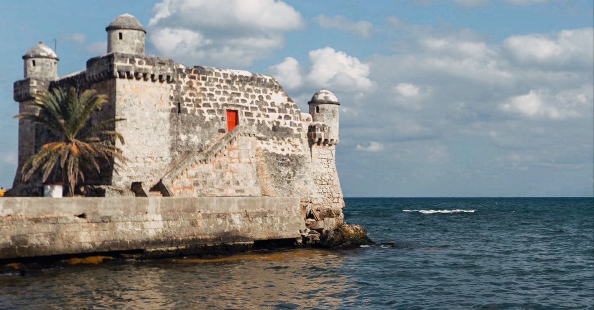 By whom and why was Winterfell castle put on fire? - The Cojimar Castle on the Coast of Havana Vuba