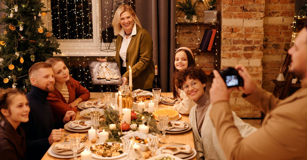 Does Entourage ever make reference to it taking place in a specific year? - Family Celebrating Christmas Dinner