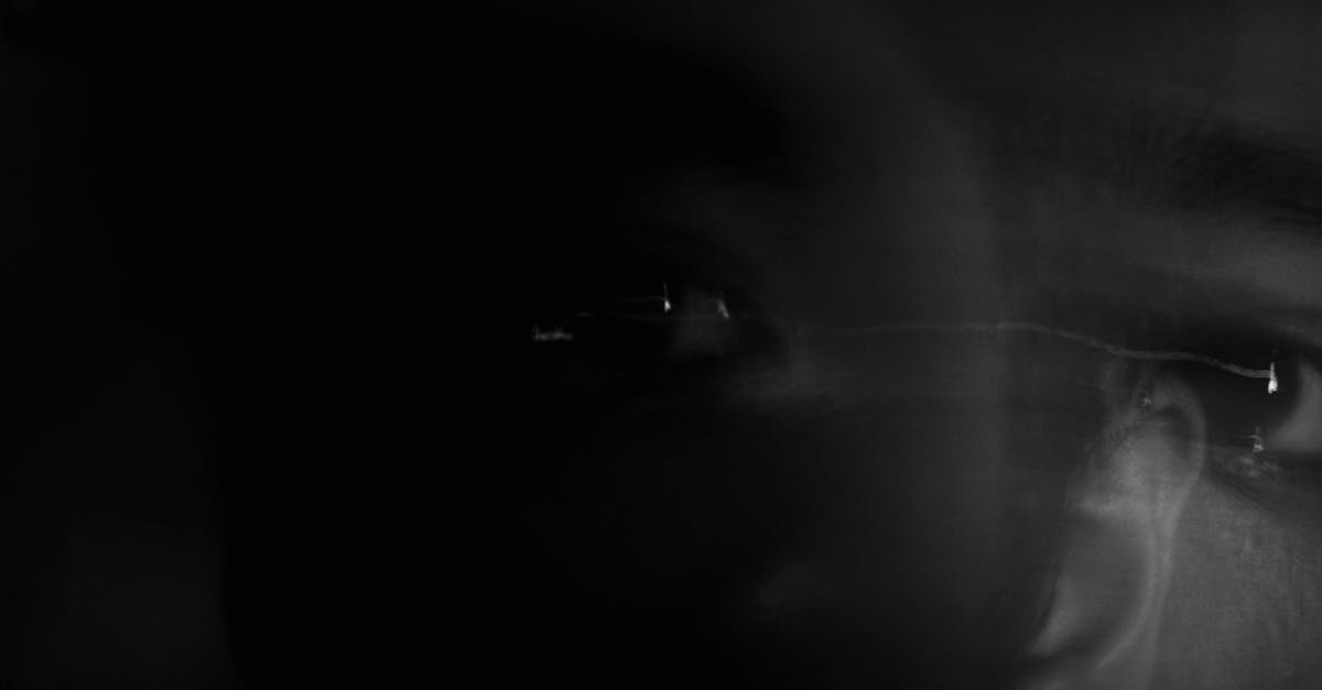 How is the "solid black eyes" effect done? - Black eyed person looking at camera in darkness