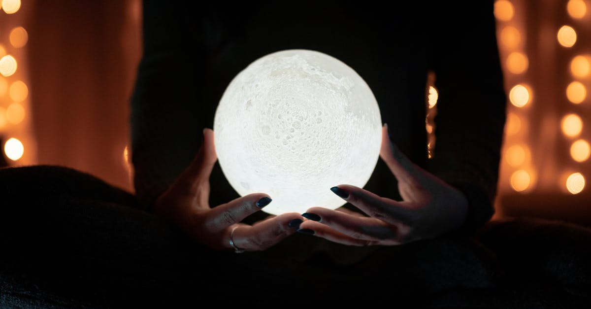 Is Lt. Columbo psychic? - White Moon on Hands