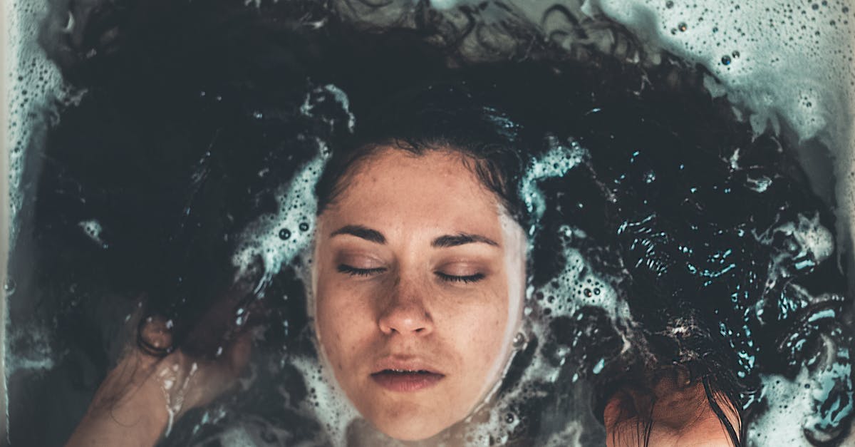 Movie where serial killer puts all the women he kills in the water like a "underwater garden" [closed] - Woman Taking Bath Inside Bathtub