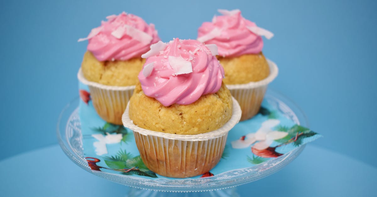 On Cupcake Wars, how do they get the winning cupcakes to the event? - Three Cupcake With Pink Icing