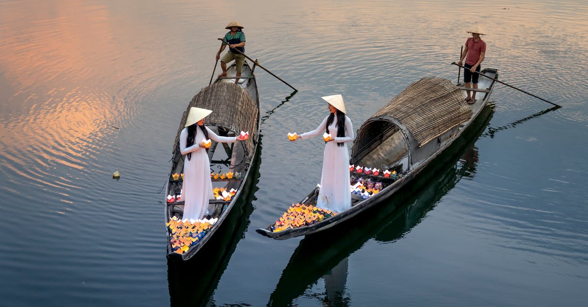 Were Ninny and Idgie the same person? - From above of anonymous female speaking in boats with candle lanterns against male partners with paddles in boats on river