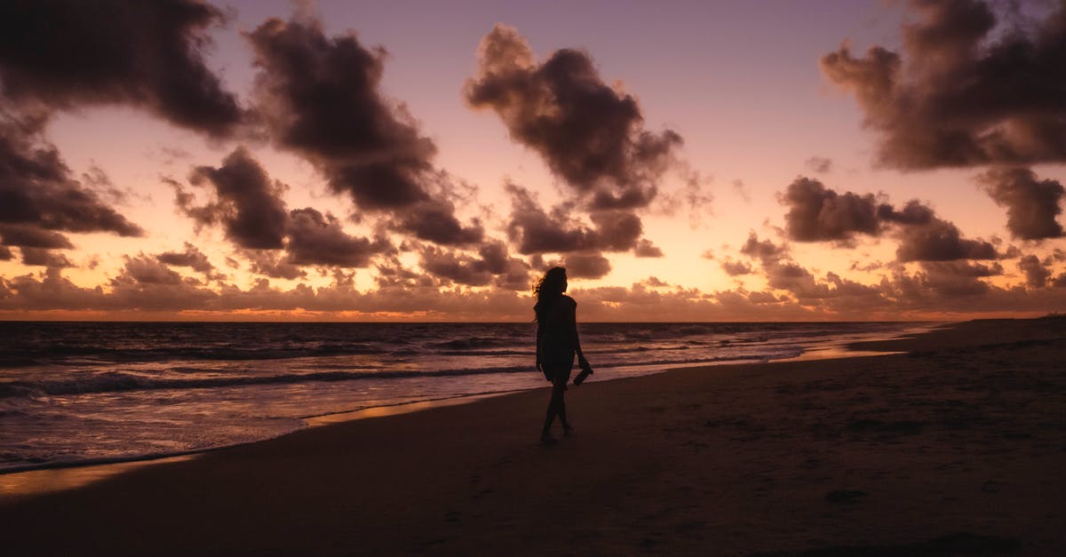 Were the sequels to Before Sunrise planned when its script was written? - Mujer caminando playa 