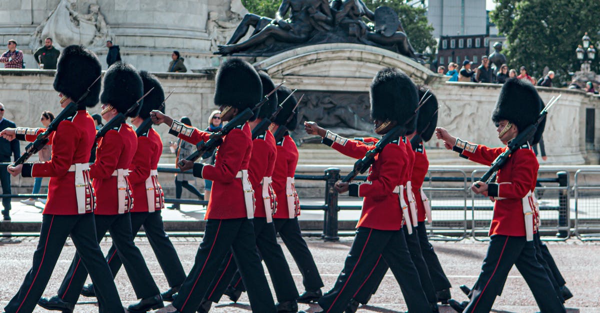 What did Oliver Queen say to the Russian guard in S02E06? - Photo of Queen's Guards Walking 