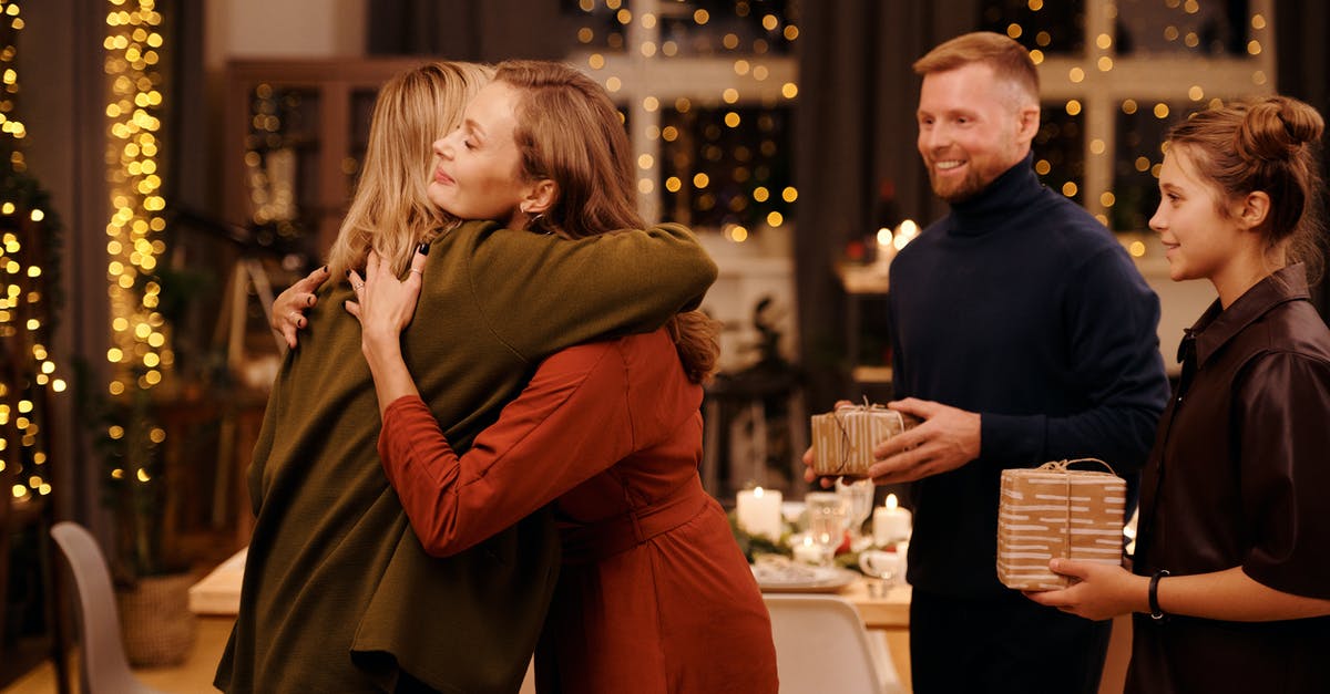 What is in Meghan's box in Felicity? - Family Get Together During Christmas