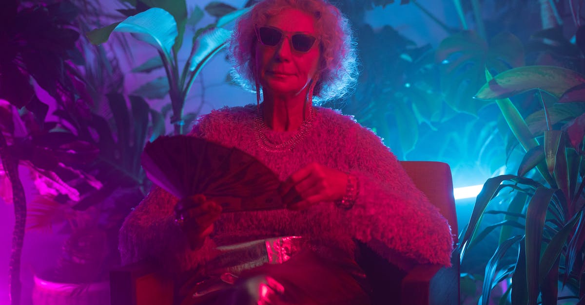 What was Kyle really after in Money Monster? - Photo of an Elderly Woman Counting Money 