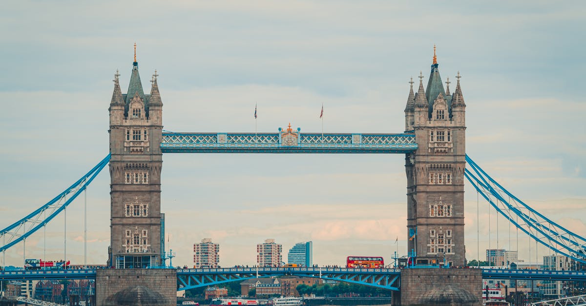 Which episodes of Flash cross over with Arrow? - Famous Tower Bridge over Thames river