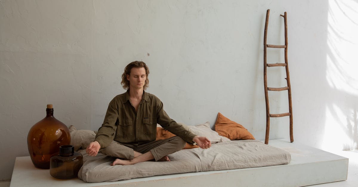 Who is that guy in Mind Hunter every episode? - Peaceful man meditating on bed in Lotus pose