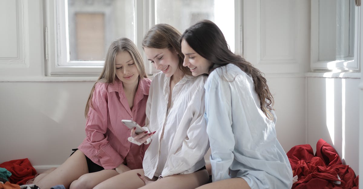 Why did Michael tell Julianne, his best friend, about his wedding on such a short notice? - Group of young women browsing smartphone together in messy room