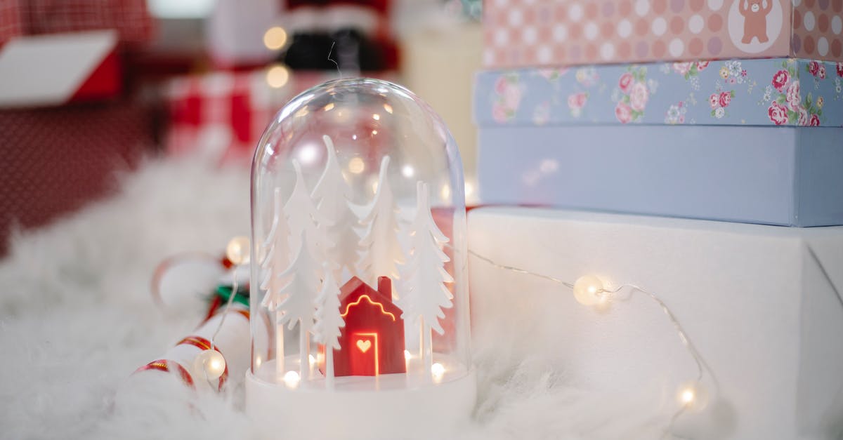 Why do the toys blink alternately? - Christmas decoration with stack of boxes for gifts