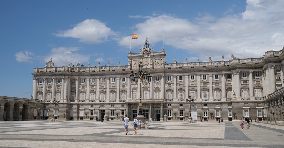 Why was there no flag over Buckingham Palace when Diana died? - A Shot a Palace with Spanish Flag on It 