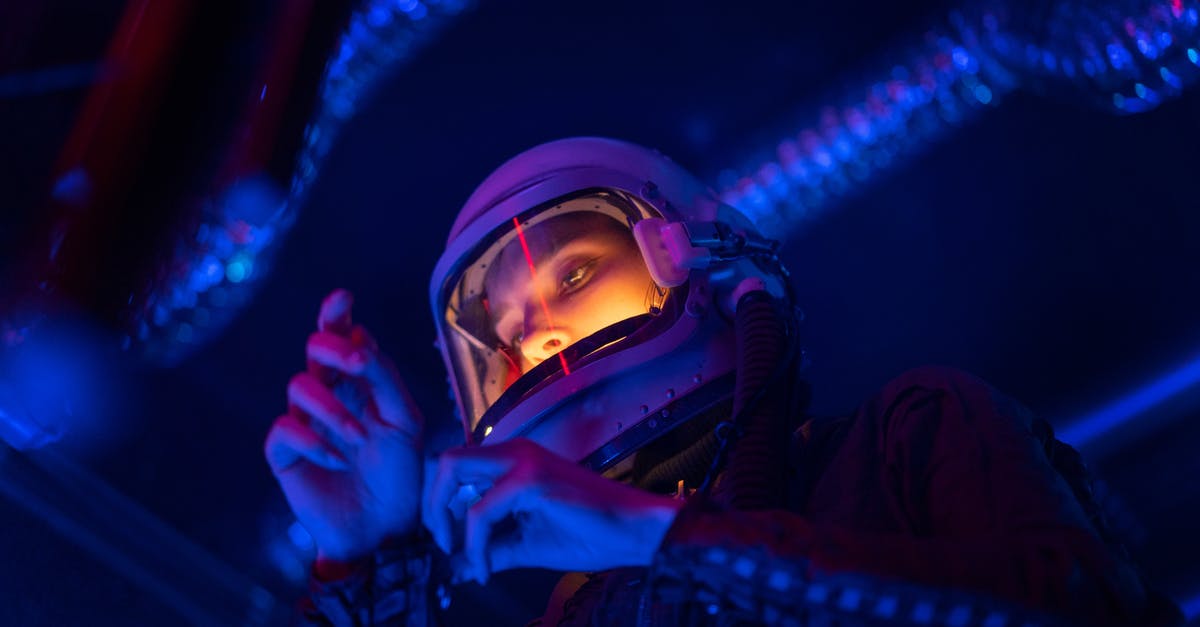 Why wasn't Interstellar shot in 3D? - Woman Inside A Shuttle Wearing Spacesuit